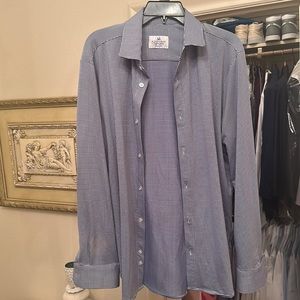 Like New Mizzen and Main Dress Shirt Trim L